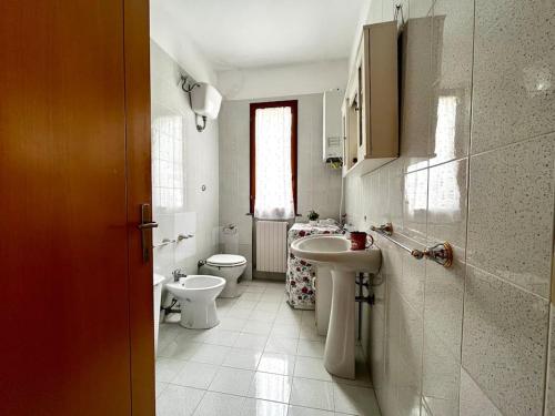 Cassero的住宿－[Idromassaggio] Relax, wi-fi, bbq & parcheggio，一间带两个盥洗盆和卫生间的浴室