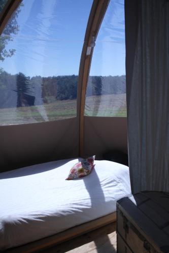 Ein Bett oder Betten in einem Zimmer der Unterkunft Ô Bois Dormant
