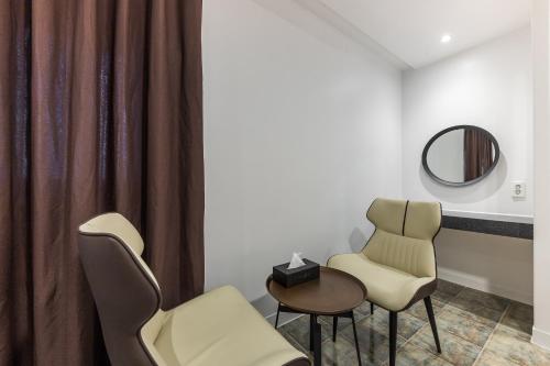 Eumseong Hotel Luemにあるシーティングエリア