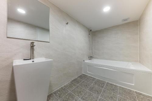 Eumseong Hotel Luemにあるバスルーム