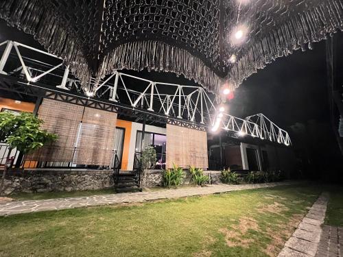 a view of a building at night at AKECHI 'S GARDEN - Venuestay in Hòa Bình