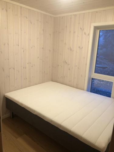 Nord Torpa的住宿－Sykkelhytte ved Slåtten i Synnfjellet，窗户客房内的一张床位