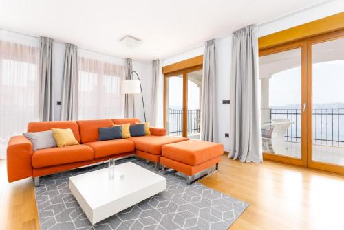 Χώρος καθιστικού στο Beachfront apartment with pool, panoramic sea view - by Traveler tourist agency Krk - ID 2390