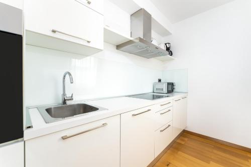 Η κουζίνα ή μικρή κουζίνα στο Beachfront apartment with pool, panoramic sea view - by Traveler tourist agency Krk - ID 2390