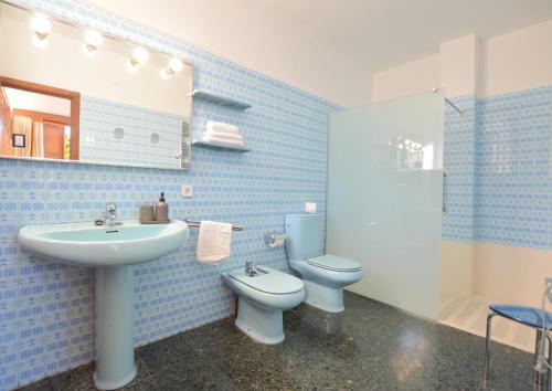 W łazience znajduje się umywalka, toaleta i lustro. w obiekcie Villa Palma 2 w Palma de Mallorca