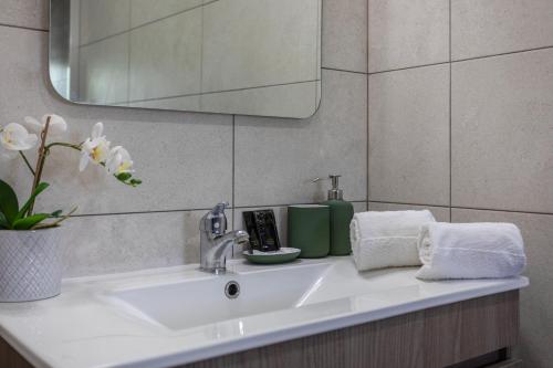 a white sink in a bathroom with a mirror at Centralgarve - Elegant and Cosy Studio in the Heart of Vilamoura - Aldeia do Mar T0 in Vilamoura