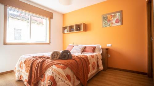 een slaapkamer met een bed met twee teddyberen erop bij Apartamento nuevo al lado de la playa en A Guarda in A Guarda