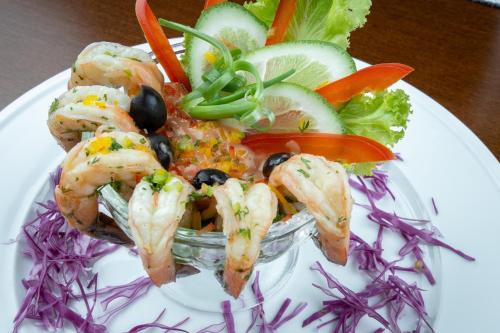 um prato de comida com camarão e legumes em Hotel X Narsingdi em Mādhabdi