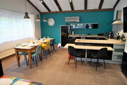 eine Küche und ein Esszimmer mit Tischen und Stühlen in der Unterkunft Mill Valley Villa in Koblenz