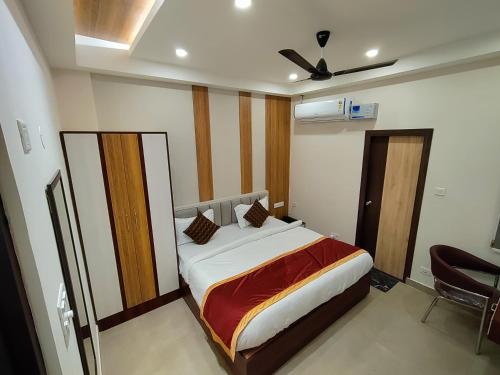 1 dormitorio con 1 cama y 1 silla en Royal Rooms and Banquet, en Lucknow