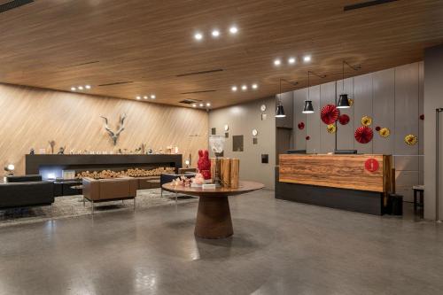 a lobby with a table in the middle of a room at Hotel j-Metropolis in Hsinchu City