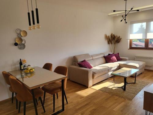 ズラティボールにあるCasa con Vista - Zlatiborski Konaciのソファとテーブルのあるリビングルーム