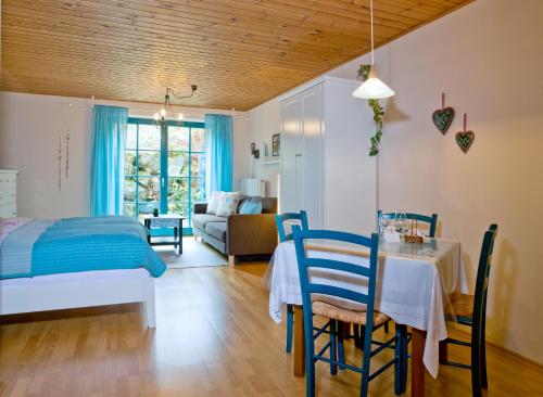 Cette chambre comprend une table, un lit et un canapé. dans l'établissement Ferienhaus Mitterdorf, à Mitterfirmiansreut
