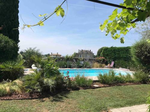 ein Schwimmbad in einem Hof mit einem Haus im Hintergrund in der Unterkunft Studio with AC, pool & garden, 2km St Emilion in Saint-Christophe-des-Bardes