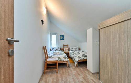 Cette chambre comprend deux lits, une table et des chaises. dans l'établissement Beautiful Home In Pregrada With Kitchen, à Pregrada
