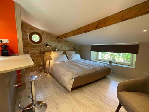 ein Schlafzimmer mit einem großen Bett und einem Fenster in der Unterkunft Studio with AC, pool & garden, 2km St Emilion in Saint-Christophe-des-Bardes
