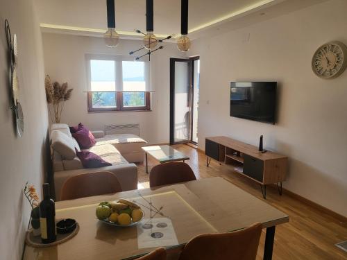 ズラティボールにあるCasa con Vista - Zlatiborski Konaciのソファとテーブルのあるリビングルーム