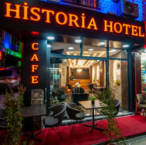 un restaurante con un cartel para un hotel en historia hotel, en Estambul