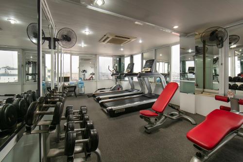 Fitness centrum a/nebo fitness zařízení v ubytování Serenata San de Hanoi Hotel