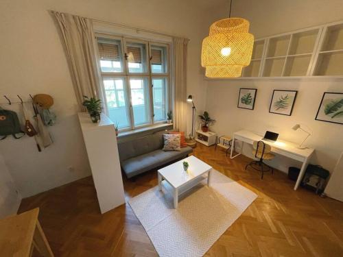 een woonkamer met een bank en een tafel bij Stefanka apartment Old Town in Bratislava