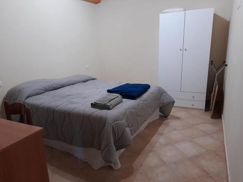 Un dormitorio con una cama con una toalla azul. en 2 Bedroom, 1 Bath apartment near the sea, en Casal Velino
