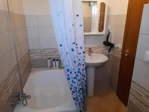 baño pequeño con ducha y lavamanos en 2 Bedroom, 1 Bath apartment near the sea, en Casal Velino