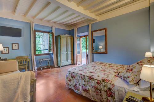 een slaapkamer met een bed en een tafel bij Albergo Villa San Michele in Greve in Chianti