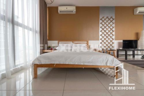 une chambre avec un grand lit avec des oreillers blancs dans l'établissement ATRIA SOFO Suites Petaling Jaya, Fantastic City-Wide View, Designed Suites, Spacious & Quiet Studio by Flexihome-MY, à Petaling Jaya