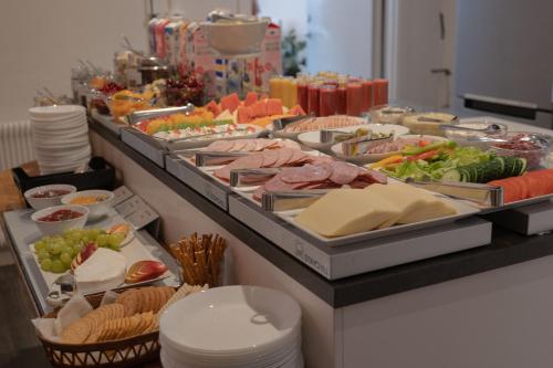 una linea a buffet con molti tipi di cibo diversi di Hotell Stortorget, Östersund a Östersund
