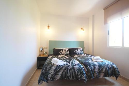 een slaapkamer met een bed in een kamer bij Apartamento Costa de la Calma by Rental Olé in Orihuela-Costa
