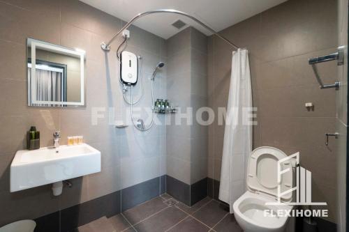 une salle de bain avec un lavabo, une douche et des toilettes dans l'établissement ATRIA SOFO Suites Petaling Jaya, Fantastic City-Wide View, Designed Suites, Spacious & Quiet Studio by Flexihome-MY, à Petaling Jaya