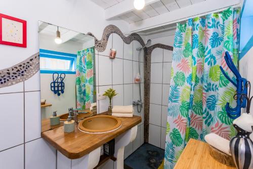 a bathroom with a sink and a shower at Eco Casa Salitre,Montaña, Campo y Playa in Tabayesco