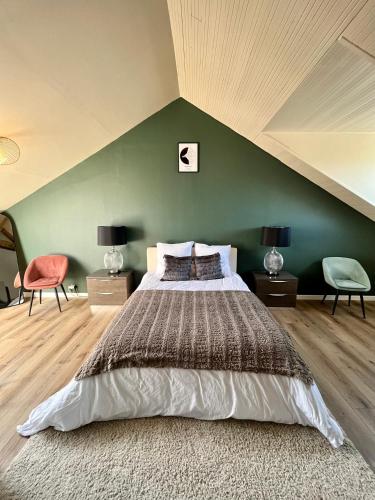 une chambre avec un grand lit avec un mur végétal dans l'établissement Chez Maurice - Stylish French Country House, à Cherrueix
