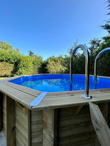 un bain à remous avec deux robinets sur une terrasse en bois dans l'établissement Chez Maurice - Stylish French Country House, à Cherrueix