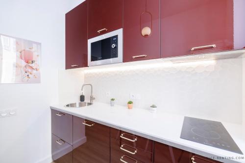 une cuisine avec un évier et un micro-ondes dans l'établissement Nice Renting - FRANCE - Luxury Suite Palace Love Jacuzzi - Few meters from Sea, à Nice