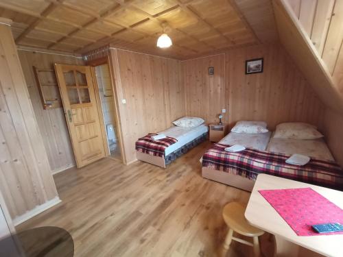 Ein Bett oder Betten in einem Zimmer der Unterkunft Żegleniówka