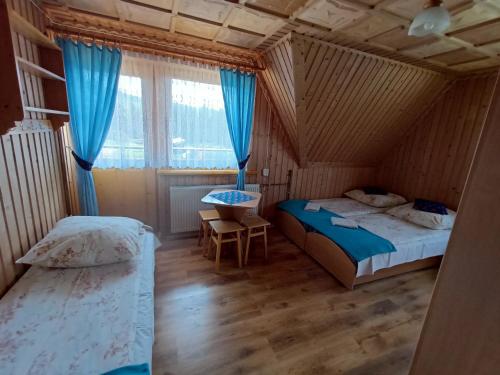 1 dormitorio con 2 camas y ventana en Żegleniówka, en Małe Ciche