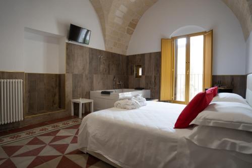 ein Schlafzimmer mit einem großen weißen Bett und einem Waschbecken in der Unterkunft Cala Baby Accommodation in Gravina in Puglia