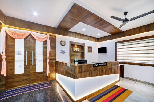 a lobby with wood paneling and a waiting room at Townhouse OAK Ess Jay in Bangalore