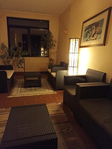 sala de estar con sofás y mesa en Locanda di Eolo en Vaglio di Basilicata
