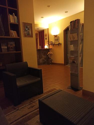sala de estar con sofá y silla en Locanda di Eolo en Vaglio di Basilicata