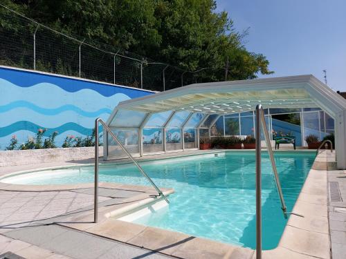 - une piscine entourée d'un pavillon dans l'établissement Hotel Astoria, à Tabiano