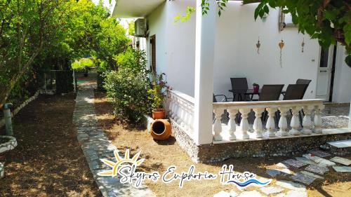 dom z gankiem i białą poręczą w obiekcie Skyros Euphoria House w mieście Skiros