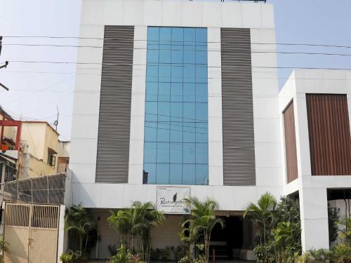 ナーシクにあるHotel O 10671 Hotel Sai Premの看板が貼られた高層ビル