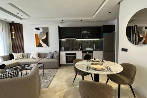 een woonkamer met een tafel en een bank bij Luxurious 2 Suites Apt - By AppartAli in Casablanca