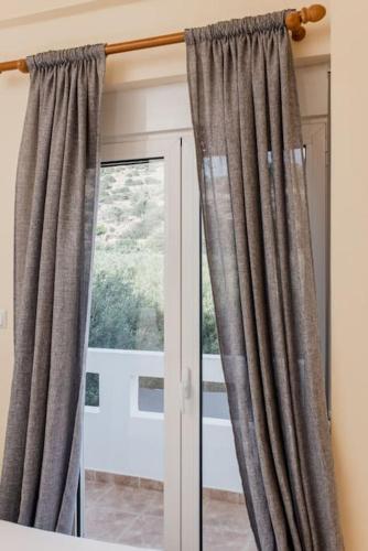 Μπαλκόνι ή βεράντα στο ''Seashell" maisonette by the sea -private patio-