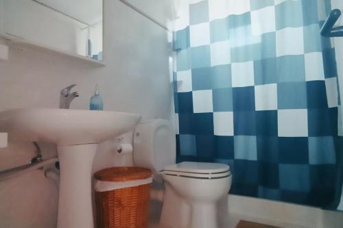 Ένα μπάνιο στο ''Seashell" maisonette by the sea -private patio-