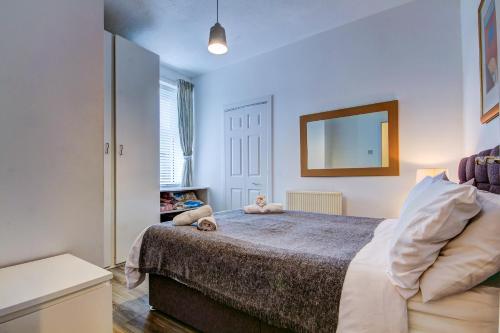 un dormitorio con una cama con dos animales de peluche en Apartment Caerlaverock Road en Prestwick