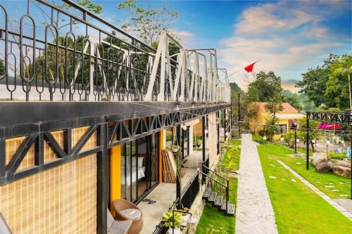 a building with a balcony with a red flag at AKECHI 'S GARDEN - Venuestay in Hòa Bình