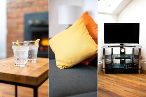 2 Bilder eines Wohnzimmers mit einem TV und einem Tisch in der Unterkunft Manderley Penthouse in St Ives